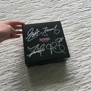 BLACKPINK signed album